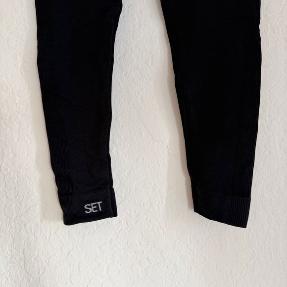 Set Active Sculptflex Leggings in Onyx. Size Medium - Picture 8 of 8